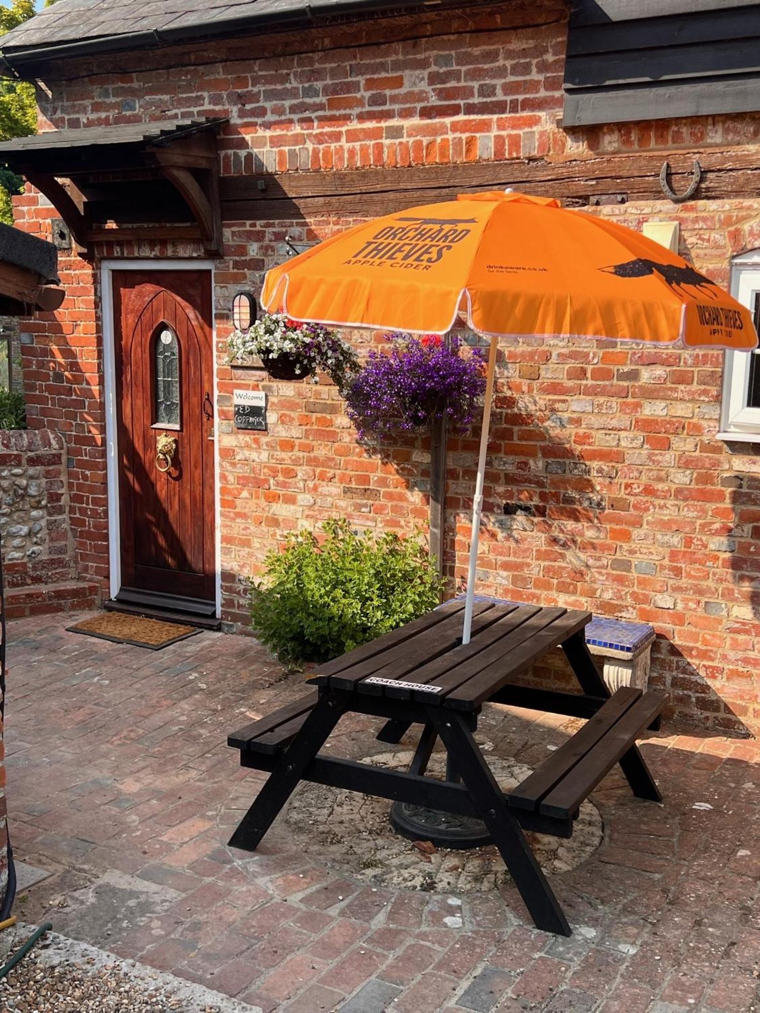 Hunston Mill Self Catering Dog Stay For Free Chichester Eksteriør billede
